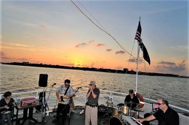 Blues & BBQ Cruise bei Sonnenuntergang