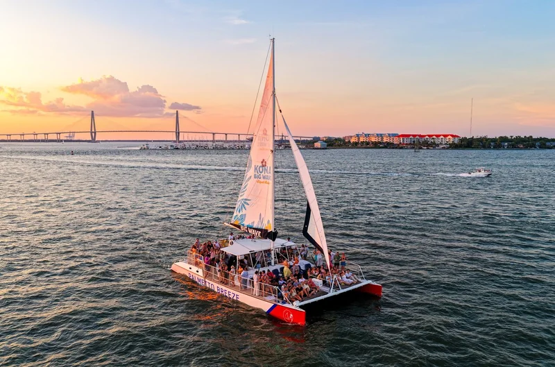 Segelfahrt bei Sonnenuntergang auf einem Katamaran mit Bar