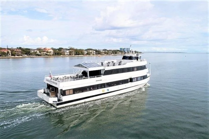 Ein weißes Fahrgastschiff mit mehreren Decks im Hafen von Charleston