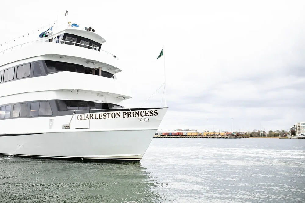 Das weiße Fahrgastschiff Charleston Princess im Hafen