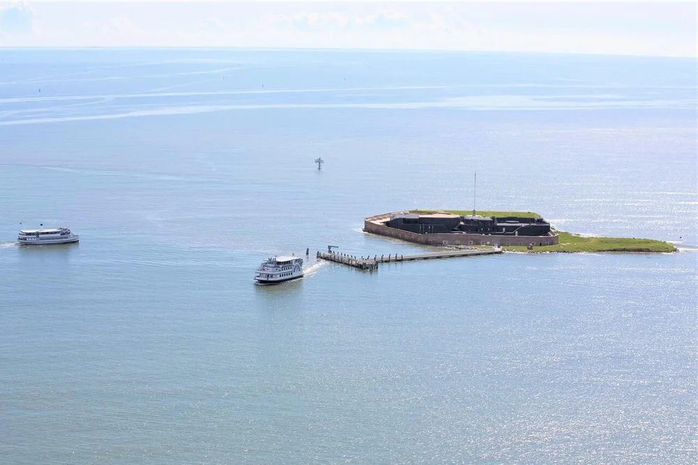 Fort Sumter auf seiner Insel an der Hafeneinfahrt von Charleston